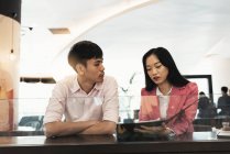 Atractivo joven asiático pareja mirando los documentos - foto de stock