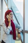 Jeune asiatique entreprise femme parler sur smartphone dans moderne bureau — Photo de stock