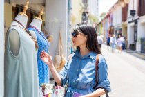 Atractiva mujer asiática de compras en la ciudad - foto de stock