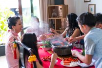Feliz asiático família juntos comer em casa — Fotografia de Stock