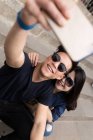 Красивая молодая азиатская пара проводит отпуск в Барселоне и делает селфи — стоковое фото