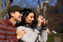 Joven asiática pareja mirando a cámara - foto de stock