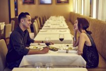 Молода азіатська пара має побачення в ресторані — стокове фото