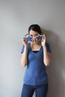 Молодая женщина веселится с ее очки весело — стоковое фото