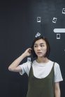 Молодая азиатская деловая женщина, позирующая в современном офисе — стоковое фото