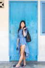 Atractiva mujer asiática posando con bolsa - foto de stock