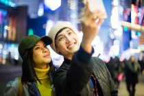 Asiatico turista prendere un selfie in tempo piazza — Foto stock