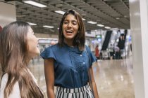 Молодые случайные азиатские девушки в метро — стоковое фото