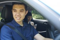 Junge männliche Fahrerin im Auto — Stockfoto