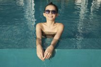 Joven hermosa mujer asiática en piscina - foto de stock