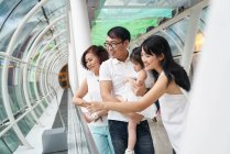 Счастливая азиатская семья проводит время вместе в торговом центре — стоковое фото
