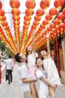 Молодая счастливая азиатская семья на празднике буддизма — стоковое фото