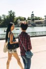 Donne asiatiche a piedi nel parco — Foto stock
