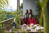 Feliz asiático familia celebrando hari raya en casa - foto de stock