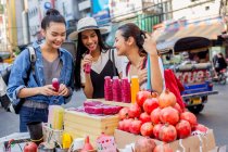 Copines s'amusent shopping street food à Chinatown, Thaïlande — Photo de stock