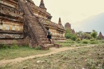 Jovem viajando ao redor do antigo Templo Pyathadar, Bagan, Myanmar — Fotografia de Stock