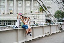 Familia explorando Boat Quay, Singapur - foto de stock