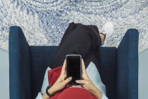 Молодые азиатские бизнесмены используют смартфон в современном офисе — стоковое фото