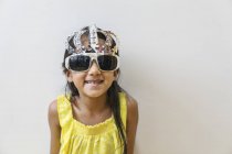 Jeune fille portant des lunettes drôles et souriant pour la caméra . — Photo de stock