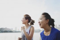 Dos mujeres deportivas corriendo al aire libre - foto de stock
