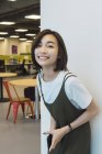 Jeune asiatique entreprise femme dans moderne bureau — Photo de stock