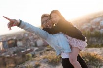 Glückliche junge Mutter mit ihrer Tochter genießt die Stadtlandschaft — Stockfoto