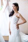 Irene estava usando vestido de noiva para tiro pré-casamento, ela estava escolhendo vestido tradicional chinês e um vestido de noiva branco. Cheio de felicidade e agradável . — Fotografia de Stock