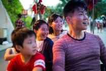 Glückliche asiatische Familie verbringt an Weihnachten Zeit miteinander im Freizeitpark — Stockfoto