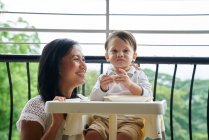 Madre legame con il figlio al balcone — Foto stock
