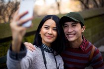 Attractive tourist couple together taking selfie — Stock Photo