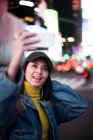 Menina viajante tomando selfie alegre e feliz sorrindo em Time Square — Fotografia de Stock