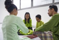 Junge asiatische Familie feiert Hari Raya zusammen zu Hause und spielt Brettspiel — Stockfoto