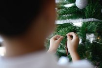 Asiático família celebrando Natal feriado, menino decoração abeto — Fotografia de Stock
