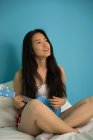 Atraente jovem chinês mulher com jogar ukulele — Fotografia de Stock