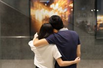 Jovem asiático casal olhando para coisas no shopping — Fotografia de Stock