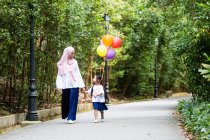 Madre e hijo paseando tranquilamente por el parque . - foto de stock