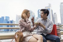 Jovem asiático casal comer sorvete em Singapura — Fotografia de Stock