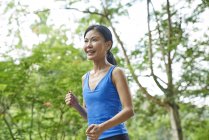 Woman jogging in Botanic Gardens, Singapore — Stock Photo