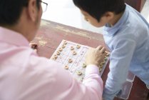 Heureuse famille asiatique, passer du temps ensemble et de jouer le jeu de plateau — Photo de stock