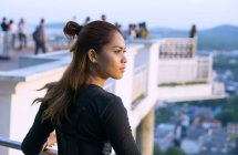 Retrato de bela mulher asiática posando para câmera na cidade de Phuket, Tailândia — Fotografia de Stock