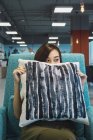 Jovem asiático negócios mulher segurando travesseiro no moderno escritório — Fotografia de Stock