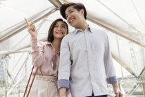 Молодая азиатская пара проводит время вместе — стоковое фото