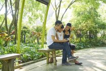 Familie macht eine Pause bei der Erkundung der Gärten an der Bucht, singapore — Stockfoto