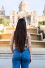 Visão traseira da mulher com cabelo longo bonito em Barcelona — Fotografia de Stock