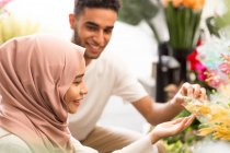 Junges muslimisches Paar in Blumenladen — Stockfoto