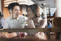 Jeune asiatique couple passer du temps ensemble dans bar — Photo de stock