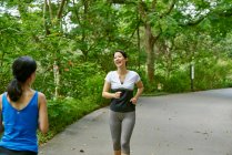 Due donne che corrono nei Giardini Botanici, Singapore — Foto stock