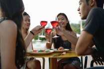 Красиві молоді азіатські друзі п'ють — стокове фото