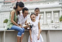 Family exploring Boat Quay, Singapore — Stock Photo