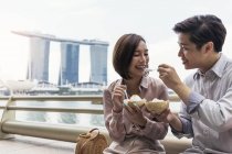 Young asian couple sharing ice cream together in Singapore — Stock Photo